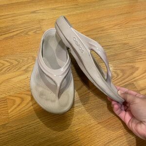 OOFOS Cream almost blush color Sandals with Lightweight Comfort Lavander color